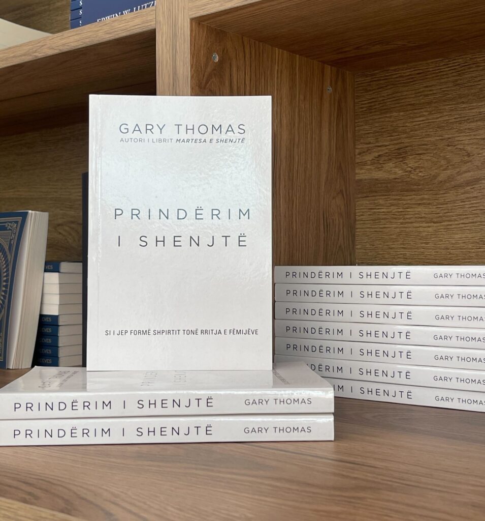 PRINDËRIMI ËSHTË NJË SHKOLLË PËR FORMIMIN TONË FRYMËROR, DHE FËMIJËT TANË JANË MËSUESIT.

Udhëtimi i përkujdesjes, rritjes, trajnimit dhe të dashurit të fëmijëve tanë do të na e ndryshojë jetën thellësisht dhe përgjithmonë.

Prindërim i Shenjtë është shumë i ndryshëm nga çdo libër tjetër për prindërimin. Në vend të një diskutimi se si prindërit i ndryshojnë fëmijët e tyre, libri Prindërim i Shenjtë i kthen gjërat kokëposhtë dhe demonstron se si Perëndia i përdor fëmijët për të ndryshuar prindërit e tyre.

Ky libër shkon edhe më thellë në eksplorimin e mënyrës se si praktika e kujdesit për fëmijët tanë i jep formë shpirtit tonë dhe kultivon karakterin e Krishtit brenda nesh.